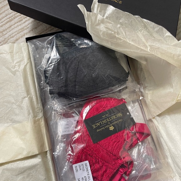 Red Lingerie Set - Picture 4 of 9